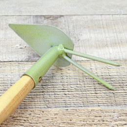 Мотыжка комбинированная 2-х зубая с лепестком, с деревянным черенком