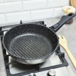 Сковорода-гриль 26см со съмной ручкой Гранит тм Традиция
